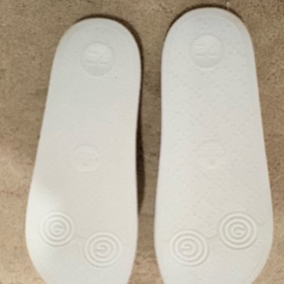 NEVER WORN - Gucci GG Logo Slide Sandals – Ivory/White
Size 39 (US9) - Picture 4 of 4